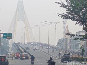 Pekanbaru Diselimuti Asap, Warga Alami Sesak Napas