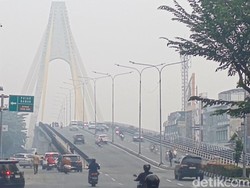 Pekanbaru Diselimuti Asap, Warga Alami Sesak Napas