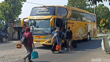 Sambat Harga Telur, Ratusan Peternak Blitar Berangkat ke DPR RI