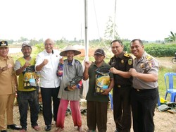 Kejati Lampung dan Sespimti Polri Tanam Padi Bersama di Metro