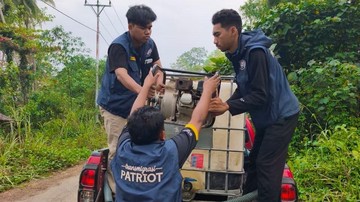 TEP Unhas Dampingi Polsek Weri Turun Tangan Salurkan Air Bersih ke Warga