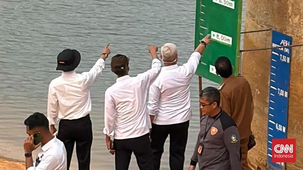 Kepala BP Batam, Amsakar Achmad, turun langsung ke Waduk Nongsa untuk melihat kondisi sumber air sekaligus merespons keluhan warga terkait gangguan suplai air di kawasan tersebut, pada Senin (5/10).