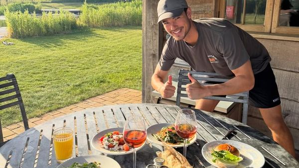 Keseruan Elkan Baggott Cicip Ramen hingga Nikmati Floating Breakfast