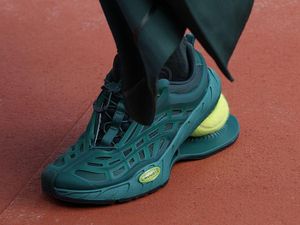 Lacoste Perkenalkan Sneakers Unik Bertumit Bola Tenis di Paris Fashion Week