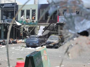 Puing-puing Kaca Berserakan Imbas Ledakan di Pakuwon City Surabaya