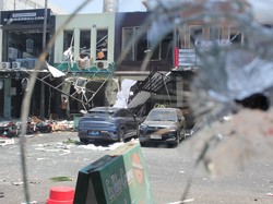 Puing-puing Kaca Berserakan Imbas Ledakan di Pakuwon City Surabaya