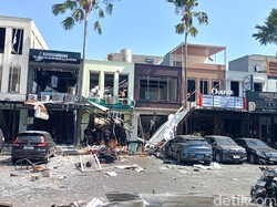 Mercy dan Belasan Kendaraan Rusak Akibat Ledakan di Pakuwon City
