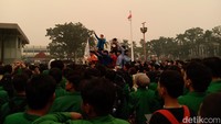 Mahasiswa Geruduk Kantor Gubernur, Teriakan Herman Deru Mundur