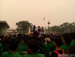 Mahasiswa Geruduk Kantor Gubernur, Teriakan Herman Deru Mundur