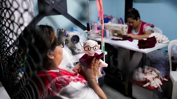 Menyambut Paus Leo XIV, Narapidana Perempuan Peru Produksi Boneka untuk Suvenir