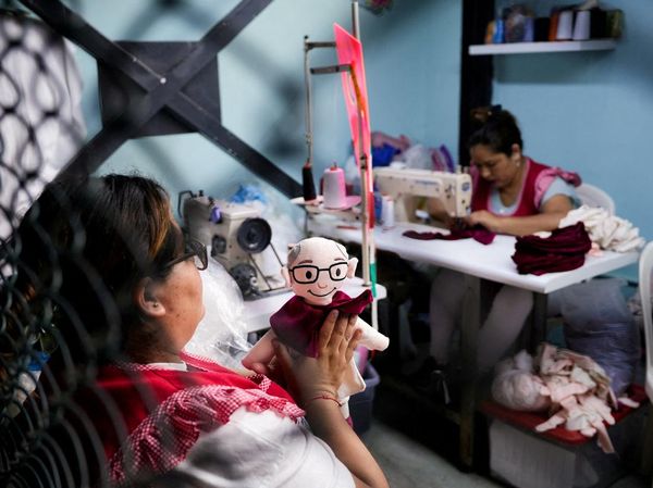 Menyambut Paus Leo XIV, Narapidana Perempuan Peru Produksi Boneka untuk Suvenir
