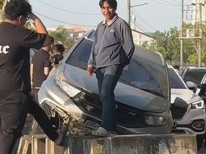 Mobil Brio Tabrak Trotoar di Depan Mal GTC Makassar