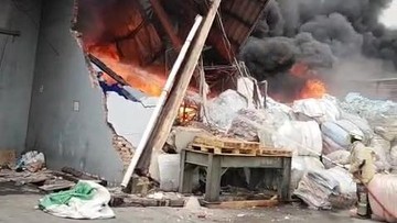 Pabrik Plastik di Cikupa Tangerang Terbakar, 2 Bangunan Ambruk