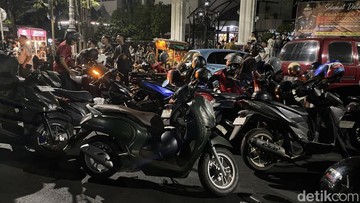 Nobar Indonesia Vs Thailand di Gubernuran, Pemotor Ditarik Parkir Rp 10 Ribu
