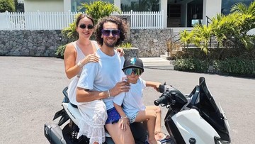Alex Rins Kenang Momen Indah di Lombok, Cengtri Anak-Istri