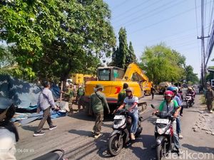8 Bangunan Liar di Frontage Waru Sidoarjo Ditertibkan