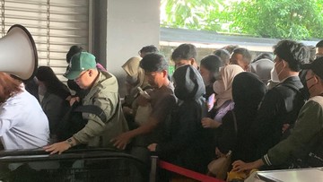 Eskalator Stasiun Duri Masih Diperbaiki, Anker Desak-desakan