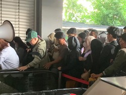 Eskalator Stasiun Duri Masih Diperbaiki, Anker Desak-desakan