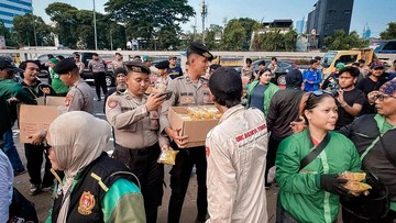 Momen Polisi Bagikan Air Mineral-Roti ke Massa Buruh dan Ojol di DPR