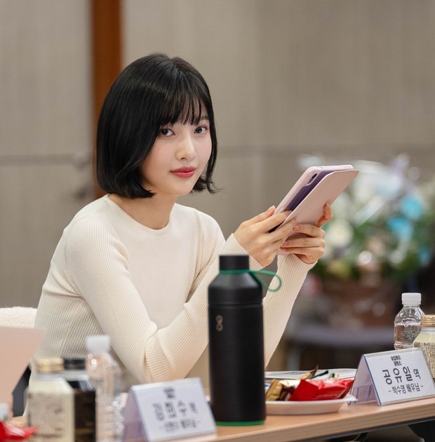 Joy akan membawakan keceriaan baru melalui perannya sebagai Gong Yu Il dalam drama 'One of a Kind Romance'.
