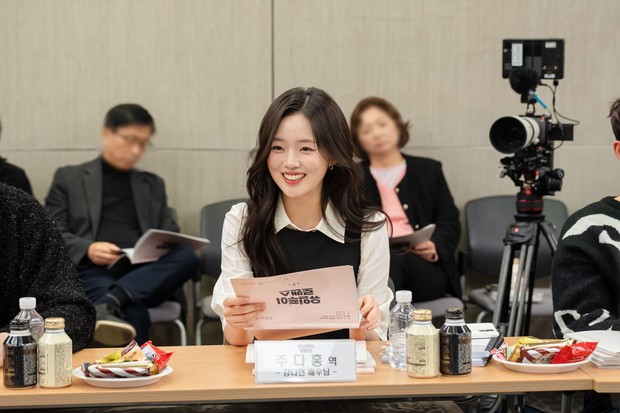 Kang Na Eon siap menggunjang jalinan asmara diantara Joy dan Kim Hyun Jin melalui karakternya sebagai aktris muda terkenal dalam drama 'One of a Kind Romance'.