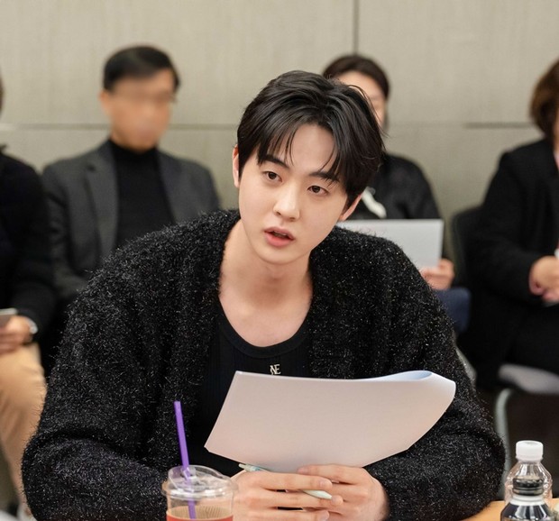 Kim Hyun Jin akan memancarkan lebih banyak pesona menawan dalam peran terbarunya sebagai aktor ternama di dalam drama 'One of a Kind Romance'.