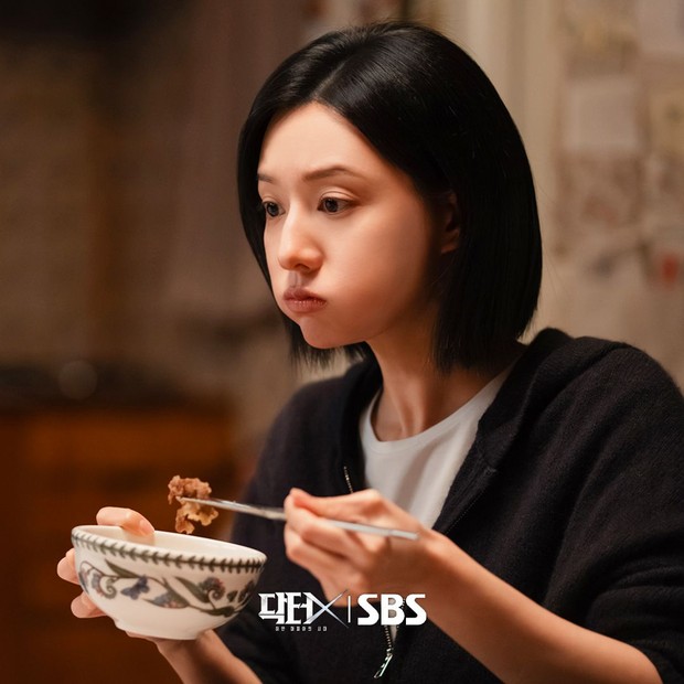 Potret Kim Ji Won dalam drama 'Doctor X: The White Mafia'/ Foto: instagram.com/sbsdrama.official Kim Ji Won menikmati makanan lezat dalam potret adegan drama 'Doctor X: The White Mafia'.