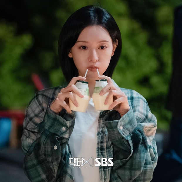 Potret Kim Ji Won dalam drama 'Doctor X: The White Mafia'/ Foto: instagram.com/sbsdrama.official Sisi baru Kim Ji Won sebagai Gye Soo Jung terungkap melalui potret adegan terbaru yang menampilkan kesehariannya dalam drama 'Doctor X: The White Mafia'