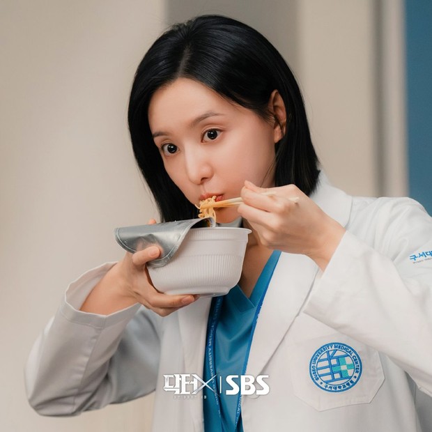 Potret Kim Ji Won dalam drama 'Doctor X: The White Mafia'/ Foto: instagram.com/sbsdrama.official Dokter juga manusia, Kim Ji Won menyantap mi di tengah kesibukannya sebagai dokter bedah di rumah sakit untuk perannya dalam drama 'Doctor X: The White Mafia'.