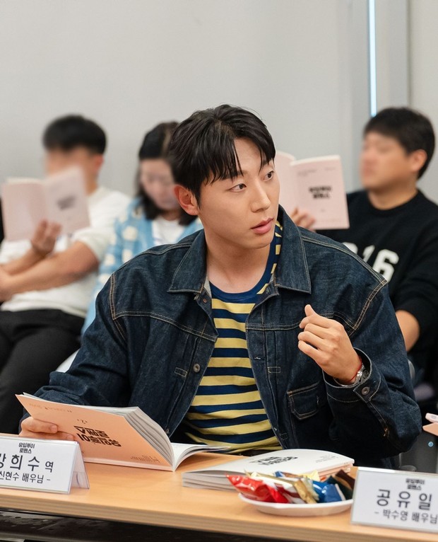 Potret Shin Hyun Soo dalam pembacaan naskah drama 'One of a Kind Romance'.