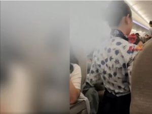 Penumpang Ngamuk Kesenggol Troli, Paksa Pramugari Minta Maaf sampai Berlutut