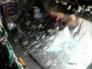 Terekam CCTV! Tembok Toko Sepatu Hancur Kena Ledakan di Pakuwon City