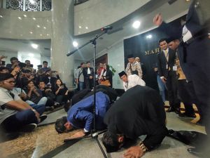 Relawan Gibran Sujud Syukur Usai MK Tak Terima Gugatan Denny Indrayana Dkk