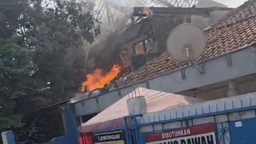 Rumah 2 Lantai di Bogor Terbakar, Api Diduga dari Lilin yang Ditinggal Menyala