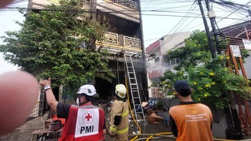 Detik-detik Kebakaran Rumah di Jaktim Tewaskan Dua Pemuda