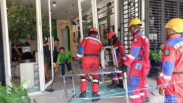 Pecahan Kaca Berserakan Imbas Ledakan di Pakuwon City Surabaya