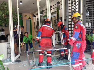 Pecahan Kaca Berserakan Imbas Ledakan di Pakuwon City Surabaya