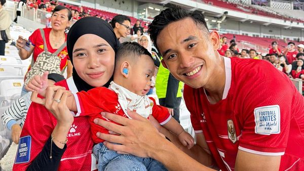 Sosok Sendy Aulia, Hijabers Istri Rizky Ridho Viral Doakan Suami di ASEAN Cup