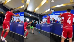 Video: Surprise! Elkan Baggot-John Herdman Kena Semprotan Air Pas Konpers