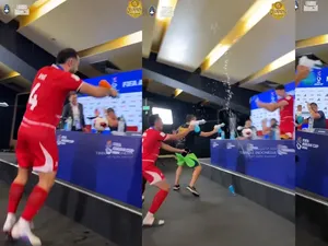 Video: Surprise! Elkan Baggot-John Herdman Kena Semprotan Air Pas Konpers