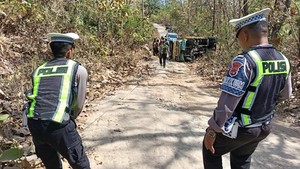 Truk Angkut 15 Penumpang Terguling di Lembata, 5 Orang Tewas