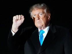 Trump Ungkap Alasan Tarik Semua Pesawat Pengebom AS dari Pangkalan Inggris