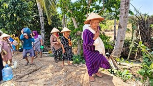 Cerita Mak Tuti Bertaruh Tenaga Susuri Jurang demi Air Bersih