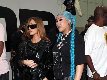 Gaya Nyentrik North West Bersama Bianca Censori di ComplexCon