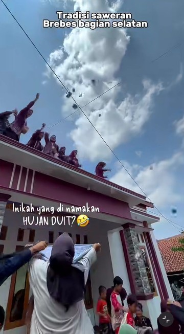 Aksi Ekstrem Keluarga di Brebes Selatan Hamburkan Karung Uang dari Atap