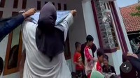 Viral Tradisi Saweran Brebes, Keluarga Panjat Atap Rumah Tebar Hujan Duit