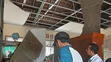 2 Guru SDN 2 Cepoko Sragen Tertimpa Plafon Roboh Saat Santap MBG