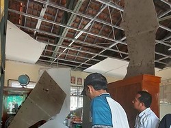Plafon SDN di Sragen Ambruk Timpa Guru Saat Hendak Makan MBG, 2 Orang Luka