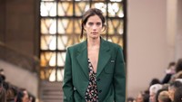 Putri John Travolta Ella Bleu Perdana Jadi Model di Paris Fashion Week