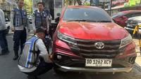 15 Mobil Parkir Bahu Jalan di Ratulangi-H Bau Makassar Digembok